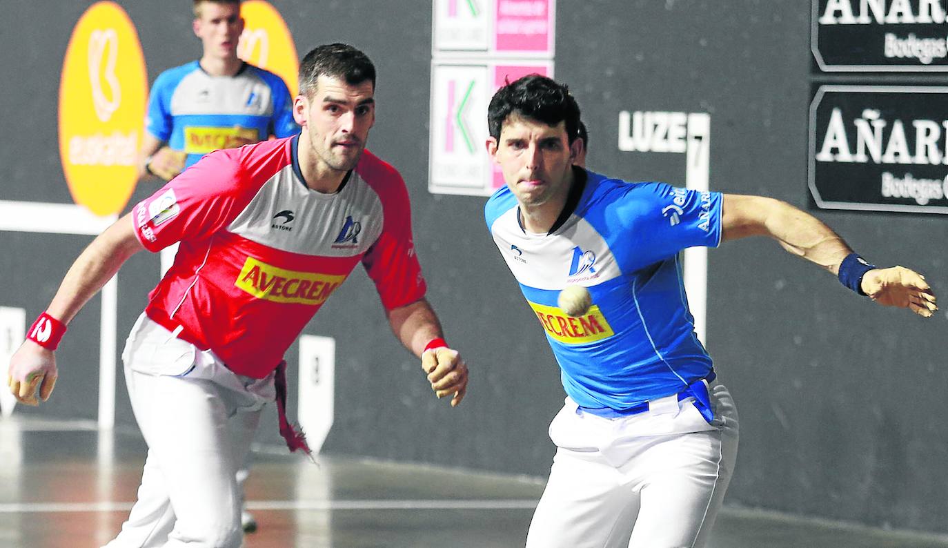 Altuna III se coloca para soltar la derecha, ante la atenta mirada de Ezkurdia que trata de adivinar la trayectoria de la pelota. 