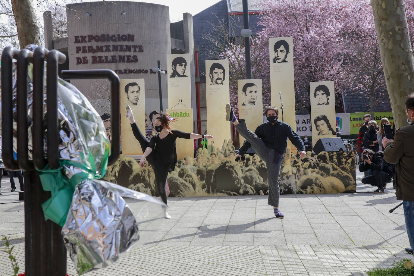 A las 12.30 horas, ha dado comienzo el tributo de EH Bildu a los cinco obreros asesinados el 3 de marzo de 1976. La coalición abertzale ha iniciado su homenaje a las víctimas con una actuación musical.