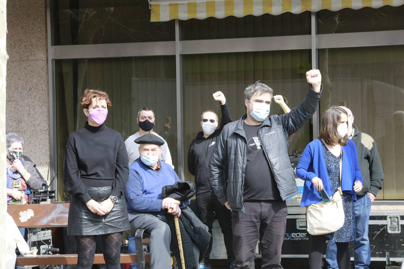 Mikel Otero, parlamentario de EH Bildu en la Cámara vasca, ha estado presente en el acto en recuerdo a las víctimas del Tres de Marzo. Lo ha hecho en compañía de otros cargos públicos y simpatizantes de la coalición abertzale.
