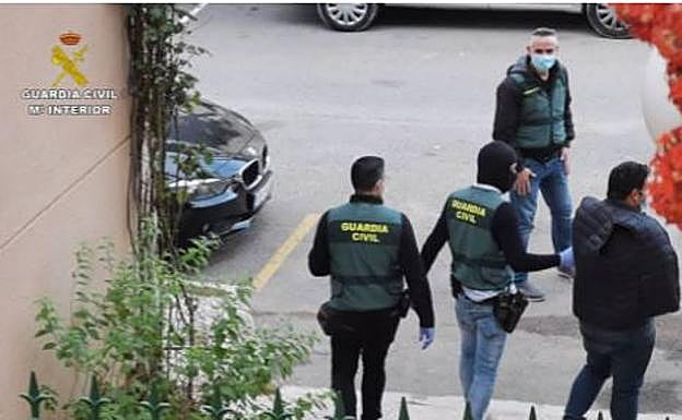 Imagen principal - La Guardia Civil detiene a una banda que estafó con el método &#039;Rip Deal&#039; en Vitoria