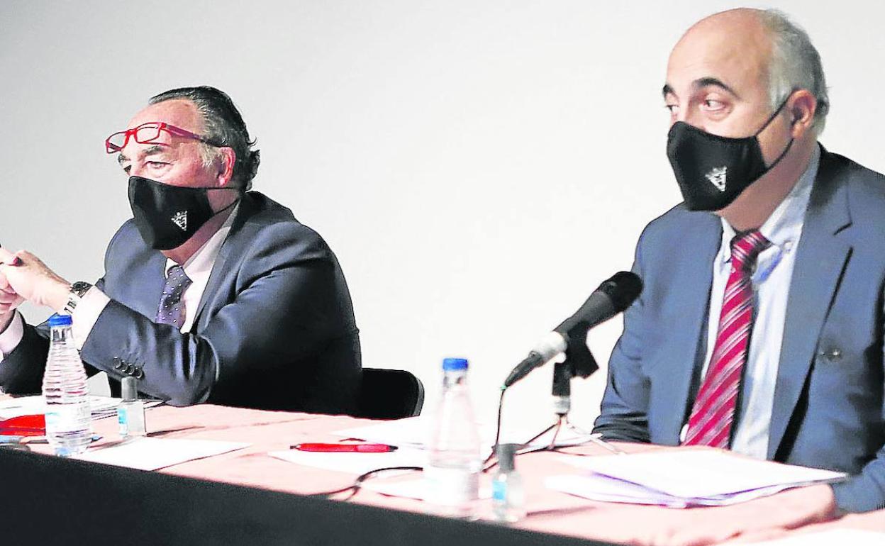 El presidente, Alfredo de Miguel, y el consejero, José Antonio Roa, en la última junta. 