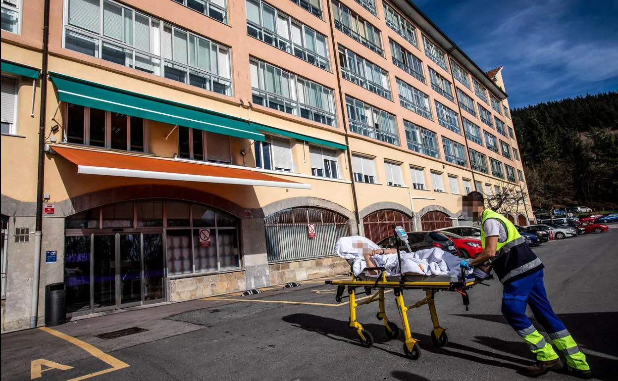 Brote covid Hospital Santa Marina: Dos de los tres profesionales afectados en el brote de Santa Marina se habían inmunizado