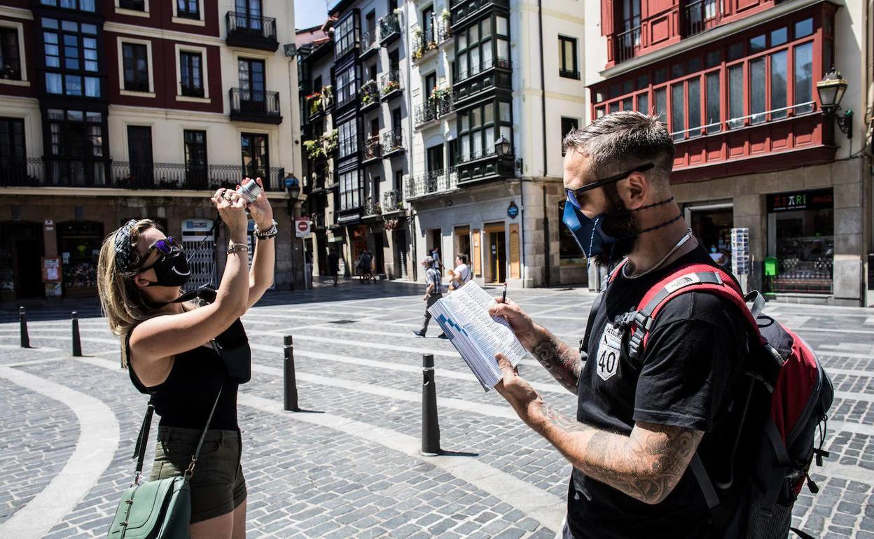 Dos turistas italianos visitan en Casco Viejo de Bilbao.