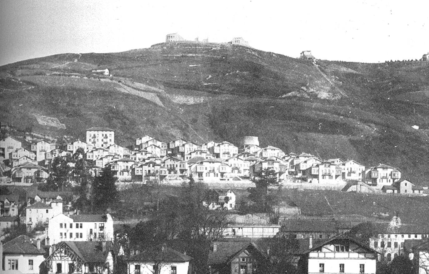 Vista de Ciudad Jardín en 1950 bajo las faldas del monte Artxanda.