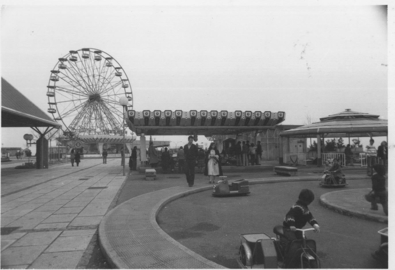 Los niños hasta podían montar en moto en el parque de atracciones (1975).