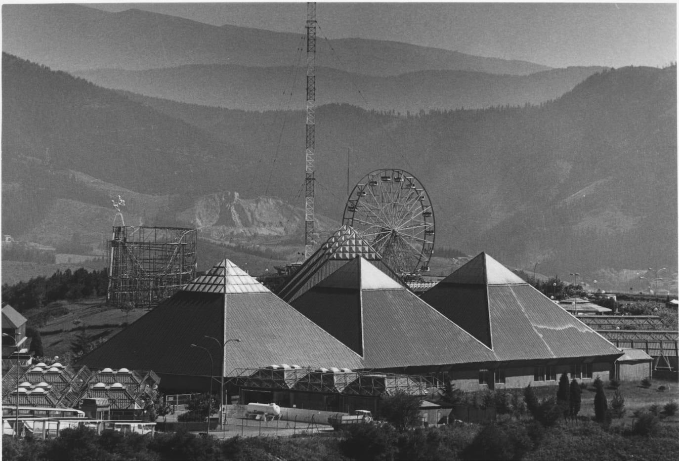 Vista del parque de atracciones de Artxanda cuando estaba en pleno funcionamiento (1989). 