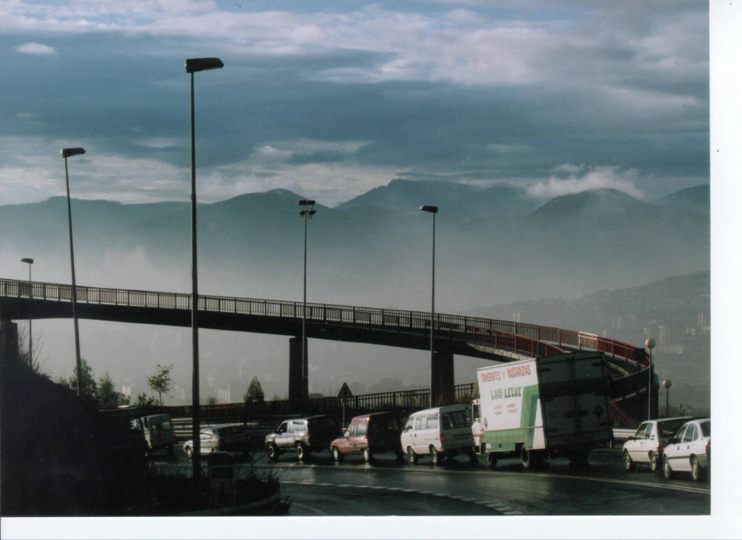 Atasco de vehículos en Enekuri en 1994.