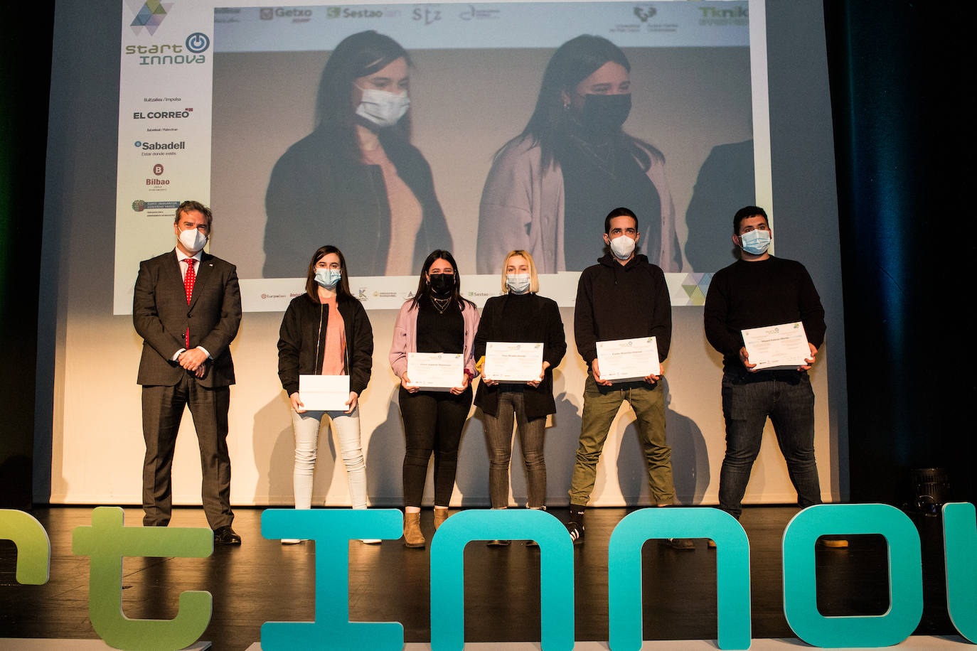Fotos: STARTInnova entrega los premios a los jóvenes más emprendedores de Bizkaia y Álava