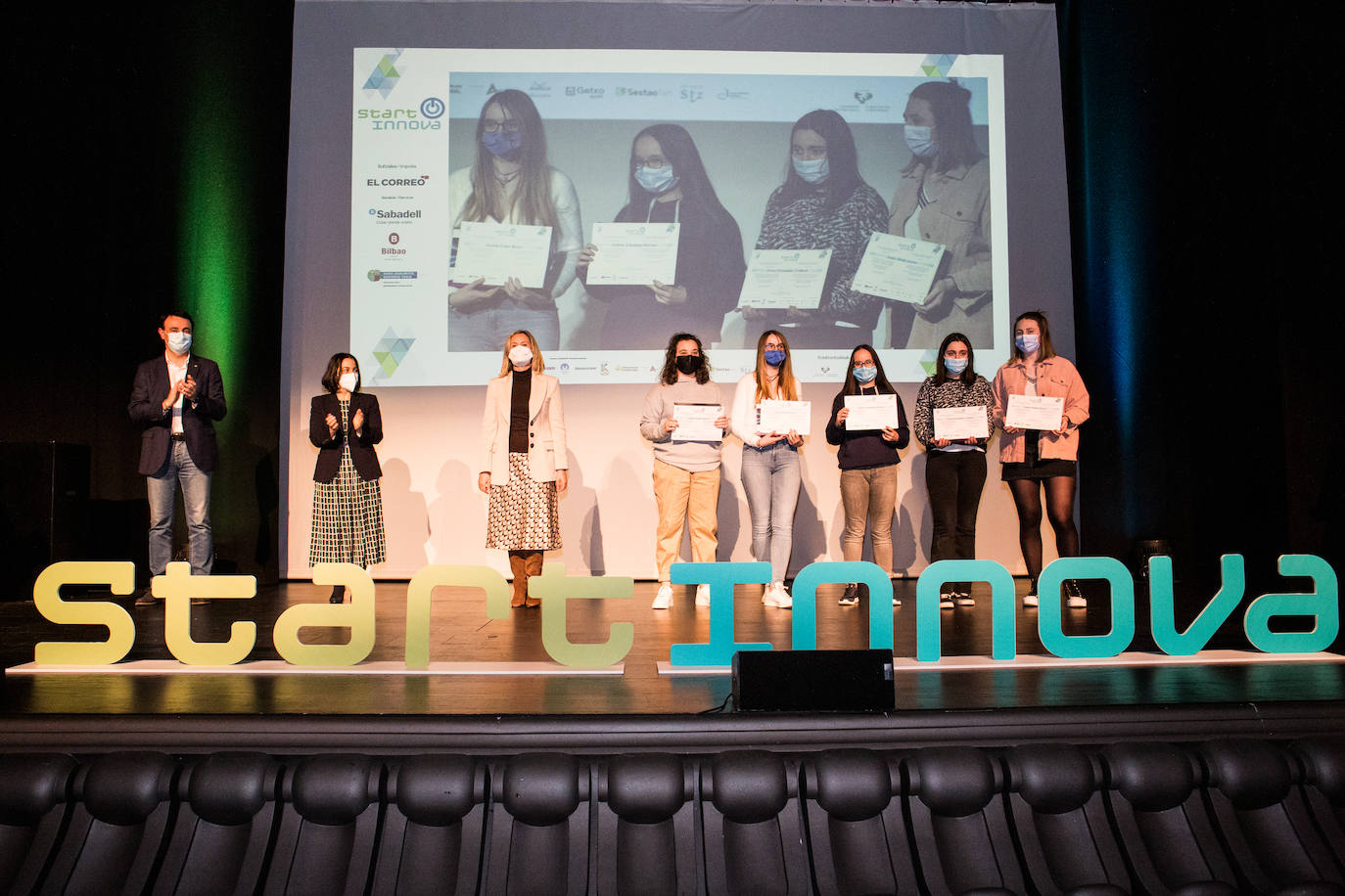 Fotos: STARTInnova entrega los premios a los jóvenes más emprendedores de Bizkaia y Álava