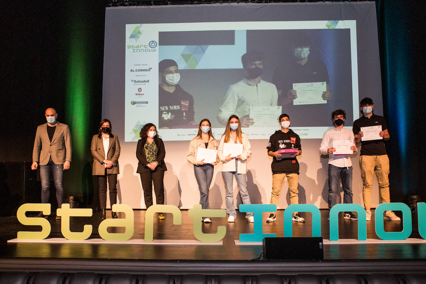 Fotos: STARTInnova entrega los premios a los jóvenes más emprendedores de Bizkaia y Álava