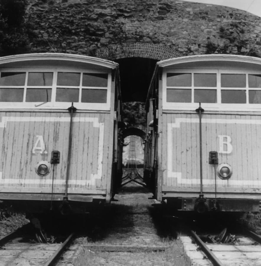 Imagen de los dos vagones del funicular en 1971.