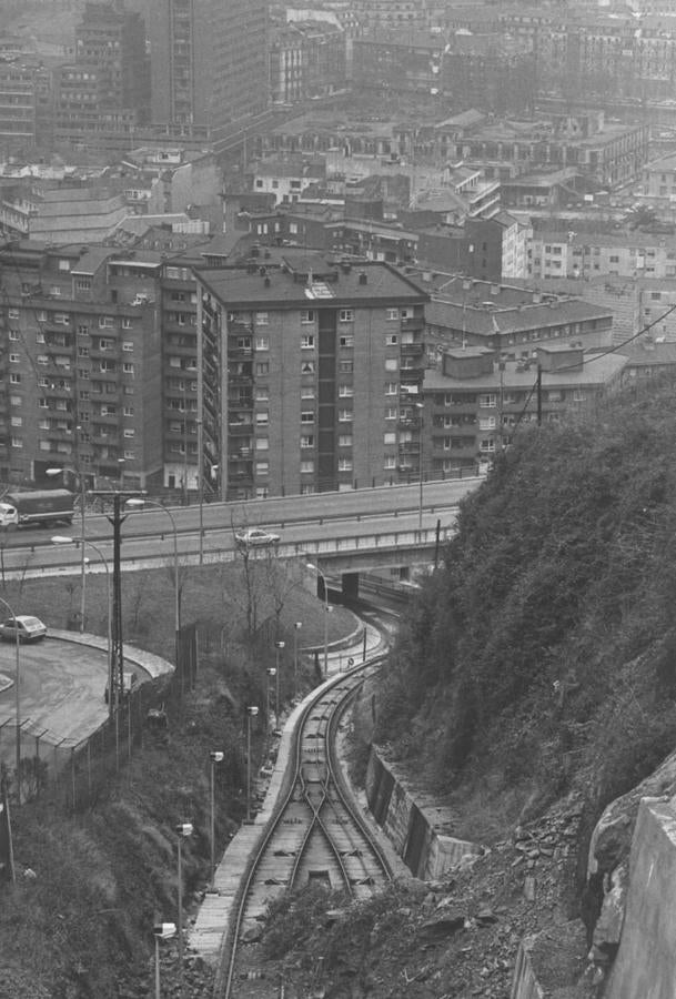 Imagen de un desprendimiento sobre las vías del funicular ocurrido en 1986.
