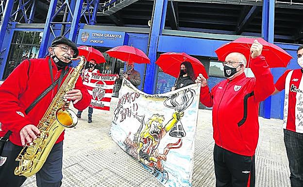 Alberto Mora (saxofón), Irene Cariñena (con un paragüas), José Luis Martínez (puño en alto), Adrián Marín (derecha) y otros peñistas, ayer en el Ciutat de Valencia.