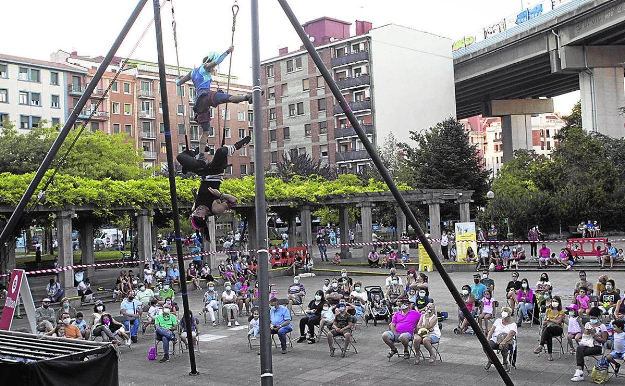 Un acto cultural desarrollado en la plaza de Rekalde con medidas de seguridad frente a la pandemia. 