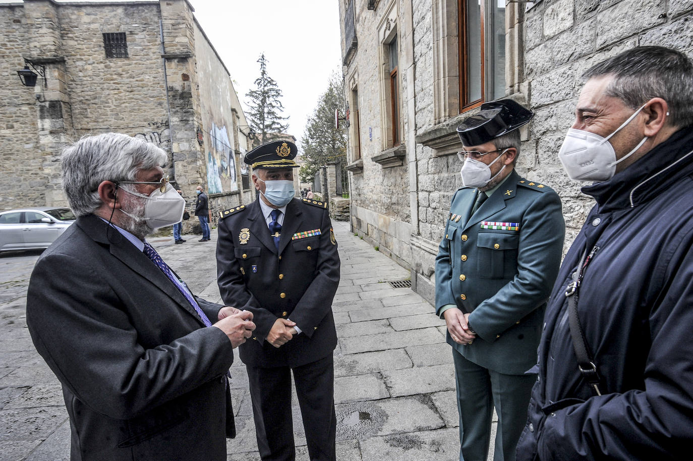 Florencio Domínguez, director del Centro Memorial de las Víctimas del Terrorismo, saluda al comisario jefe provincial de la Policía Nacional, Fidel Casteñeda, y el coronel jefe de la Comandancia de la Guardia Civil de Álava, Luis Barrio.