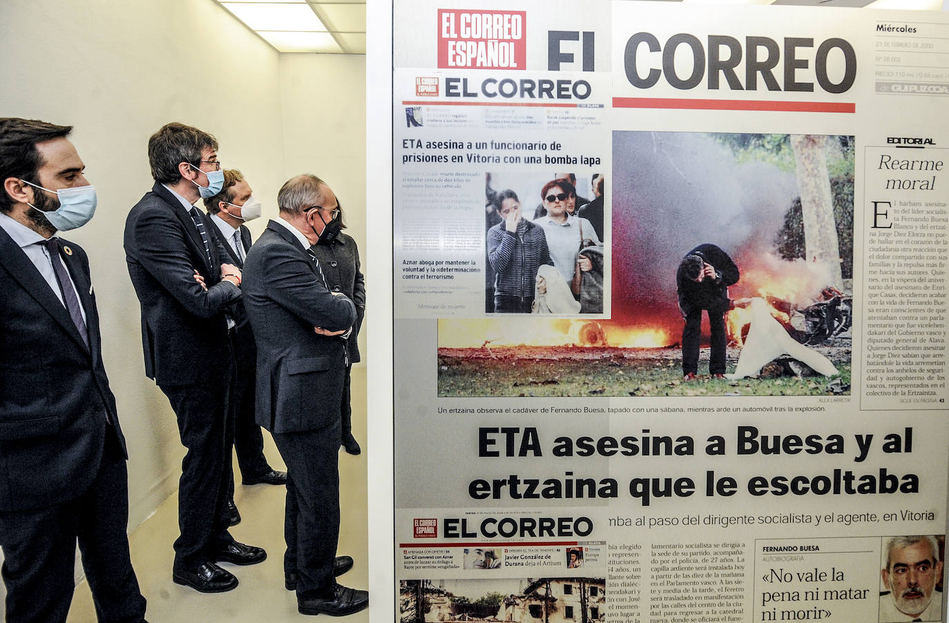 El consejero Javier Hurtado, Gorka Urtaran, Ignacio de Ybarra y Ramiro González frente a la portada sobre el asesinato de Fernando Buesa.