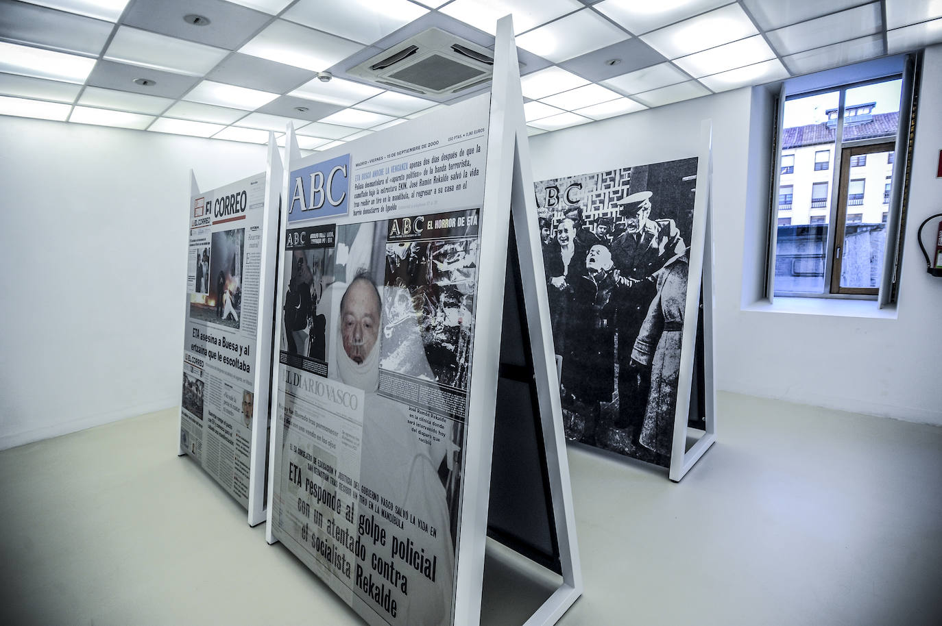 Distintas portadas y noticias que ilustran los paneles, de dos metros de altura, de la exposición.