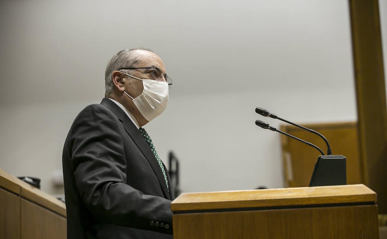 Iñaki Arriola, durante su intervención este viernes en el Parlamento vasco. 