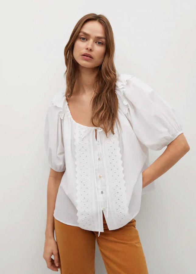 Blusa de algodón orgánico con detalles calados y con bordados de Mango, 29,99 euros.