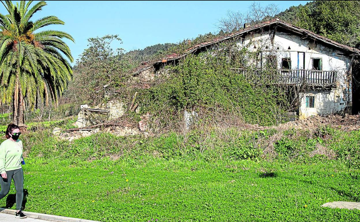 El caserío se encuentra mal conservado, pero la Diputación se ha opuesto a su derribo y pide que se preserve, al menos, la cantería.