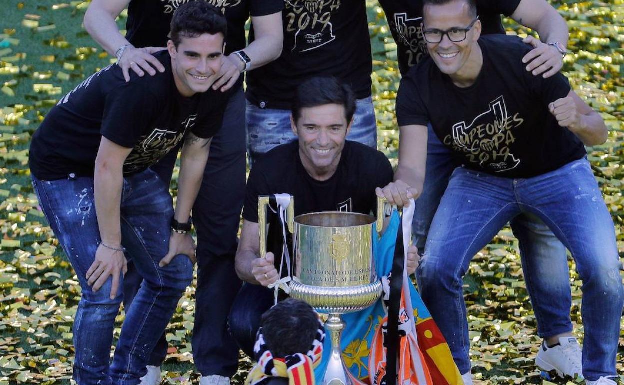 Marcelino y su equipo de trabajo celebran la Copa de 2019.