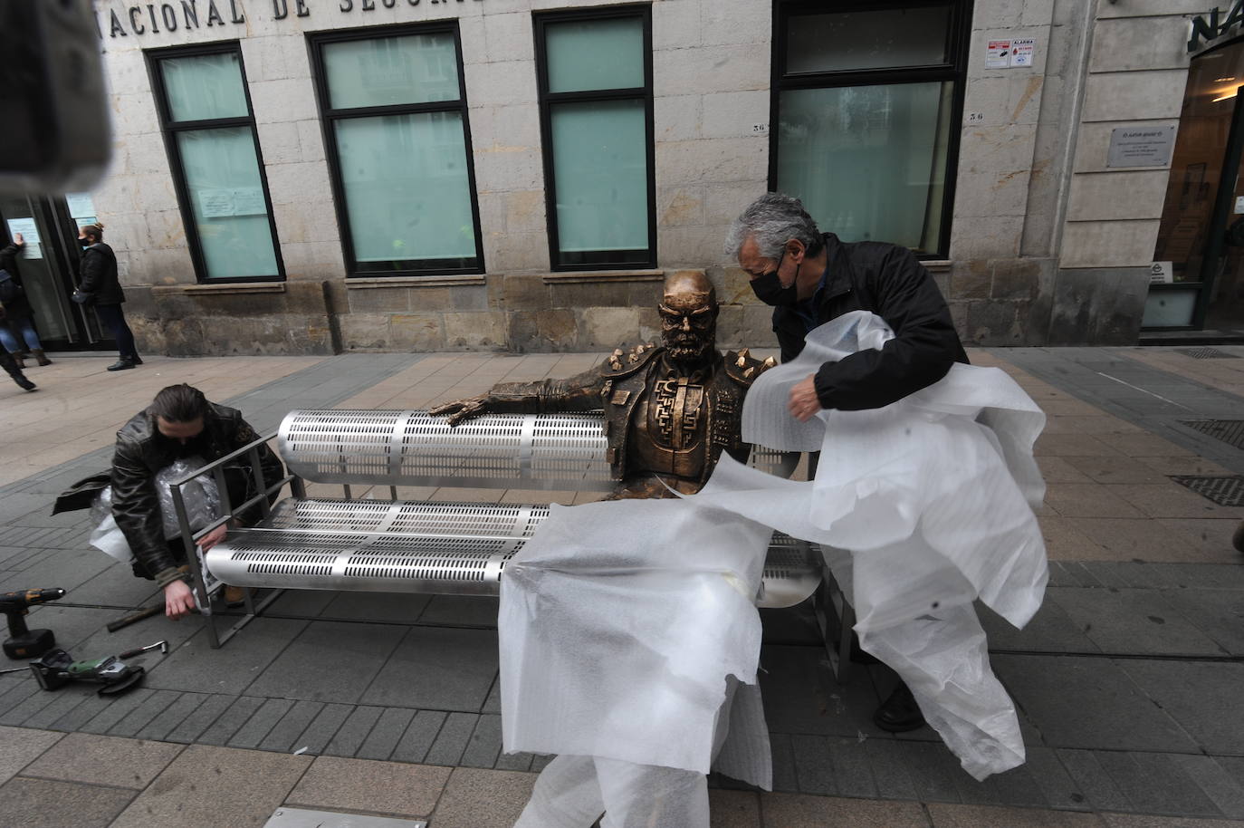 Casto Solano, desembala su escultura, 'El Minotauro', ya restaurado.