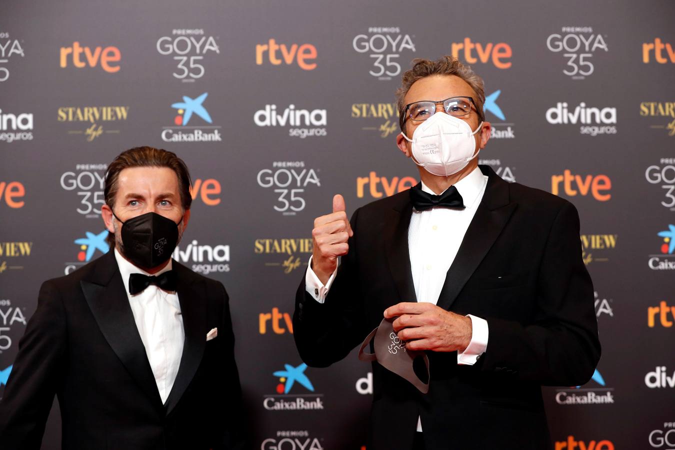 El presidente de la Academia de las Artes y las Ciencias Cinematográficas, Mariano Barroso, y el actor Antonio de la Torre (i) a su llegada a la gala de la 35 edición de los Premios Goya 