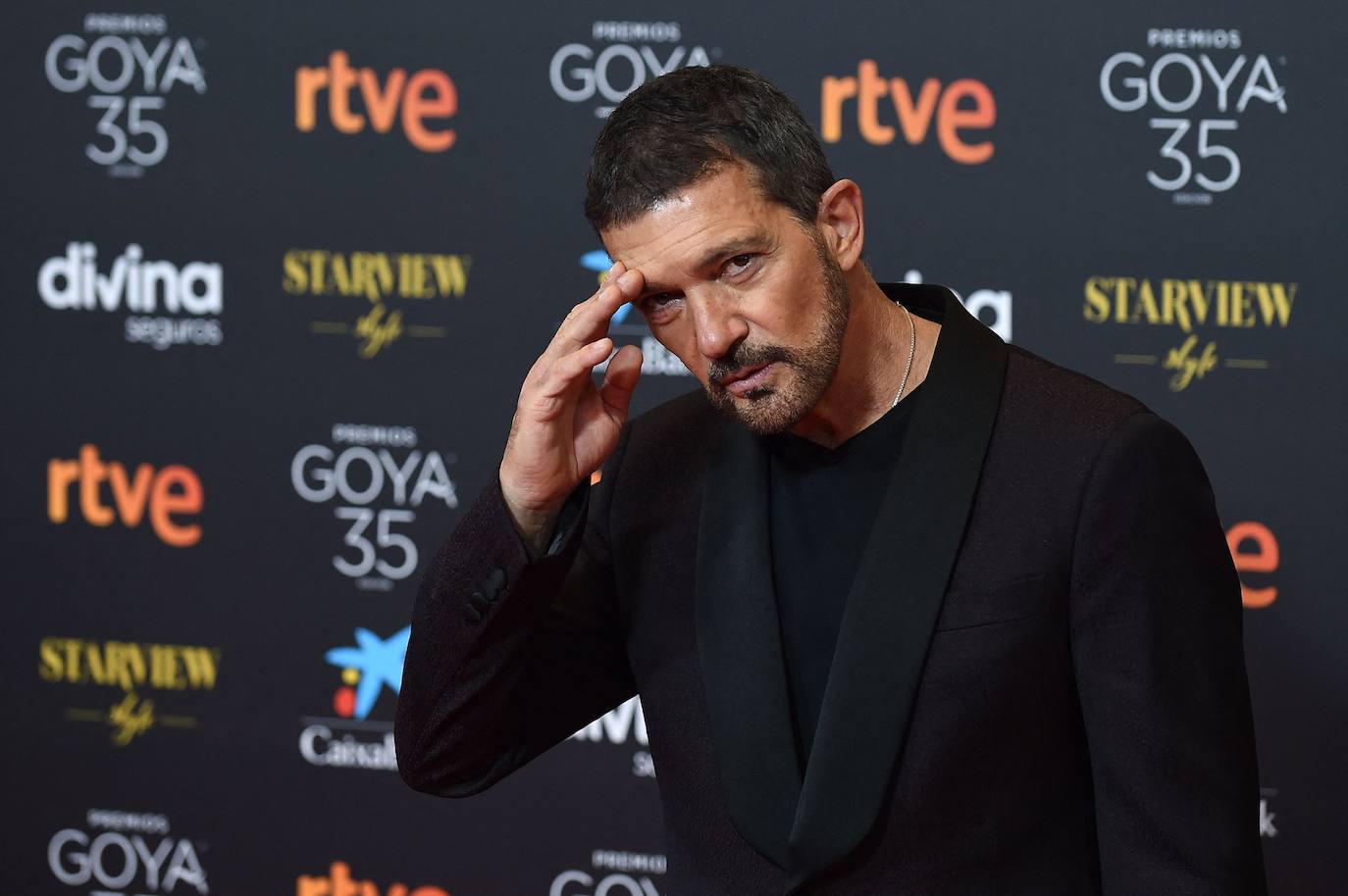 El actor Español Antonio Banderas a su llegada a la alfombra de los Goya 2021.