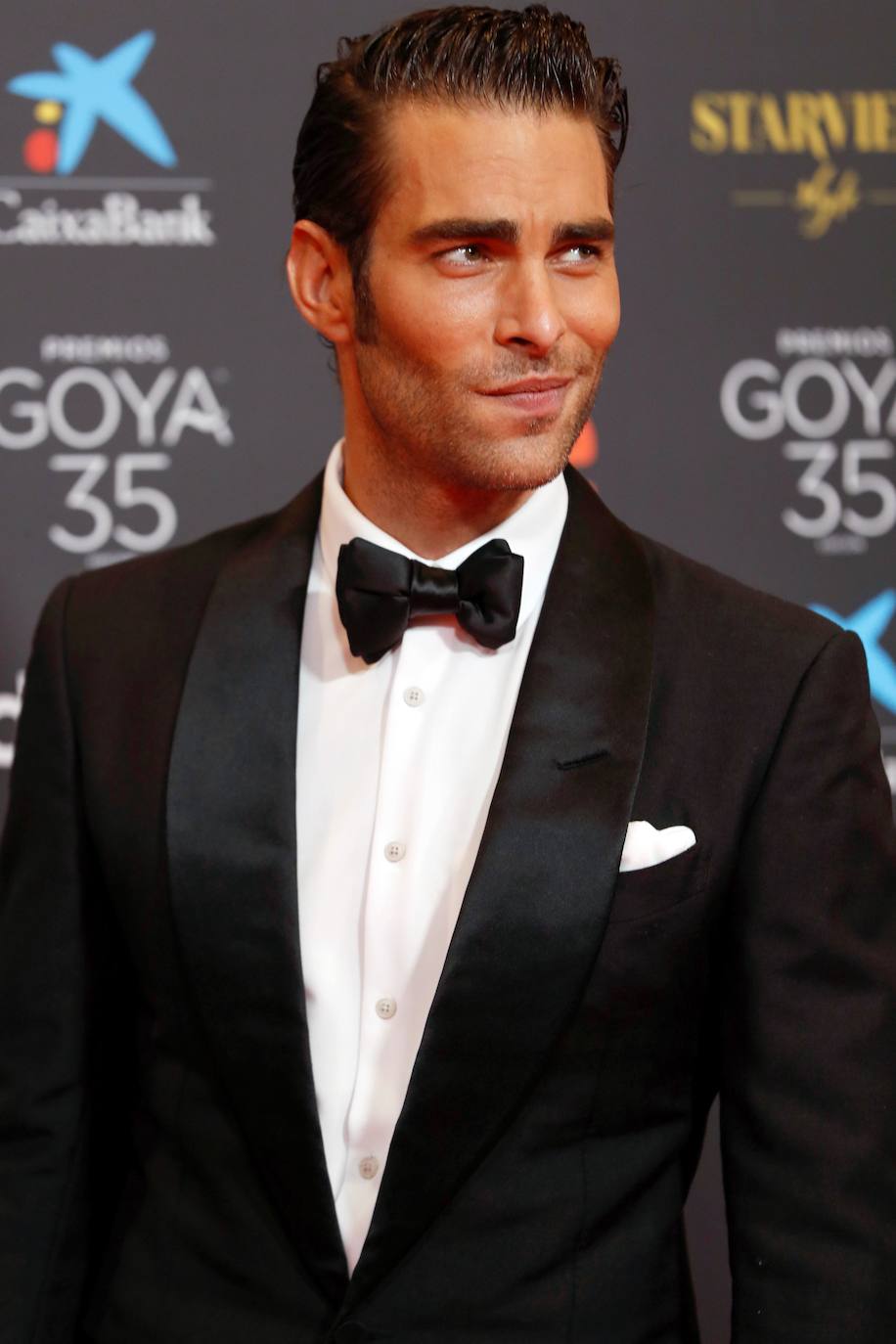 El modelo y actor Jon Kotajarena, a su llegada a la gala de la 35 edición de los Premios Goya 