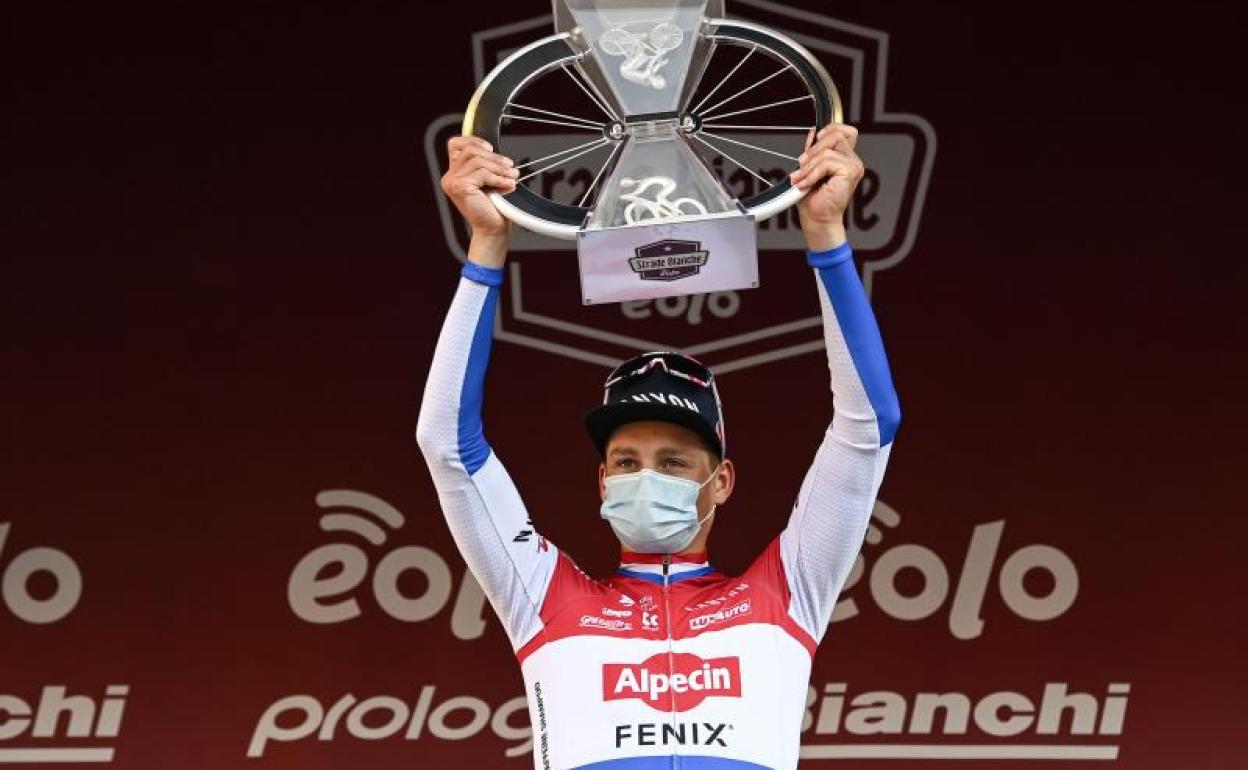 Mathieu van der Poel levanta el trofeo.