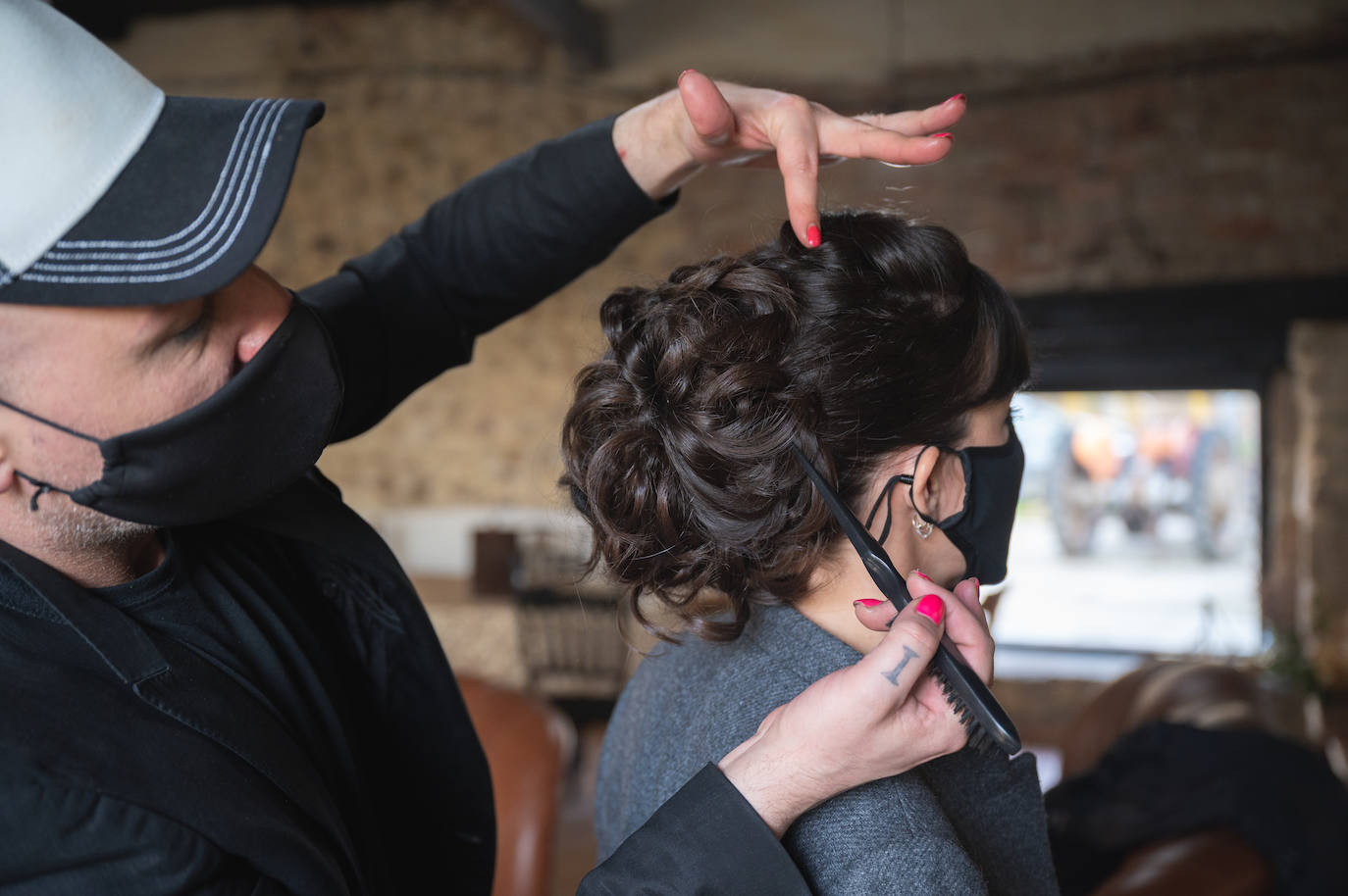 Unai peina a Marina Parés.