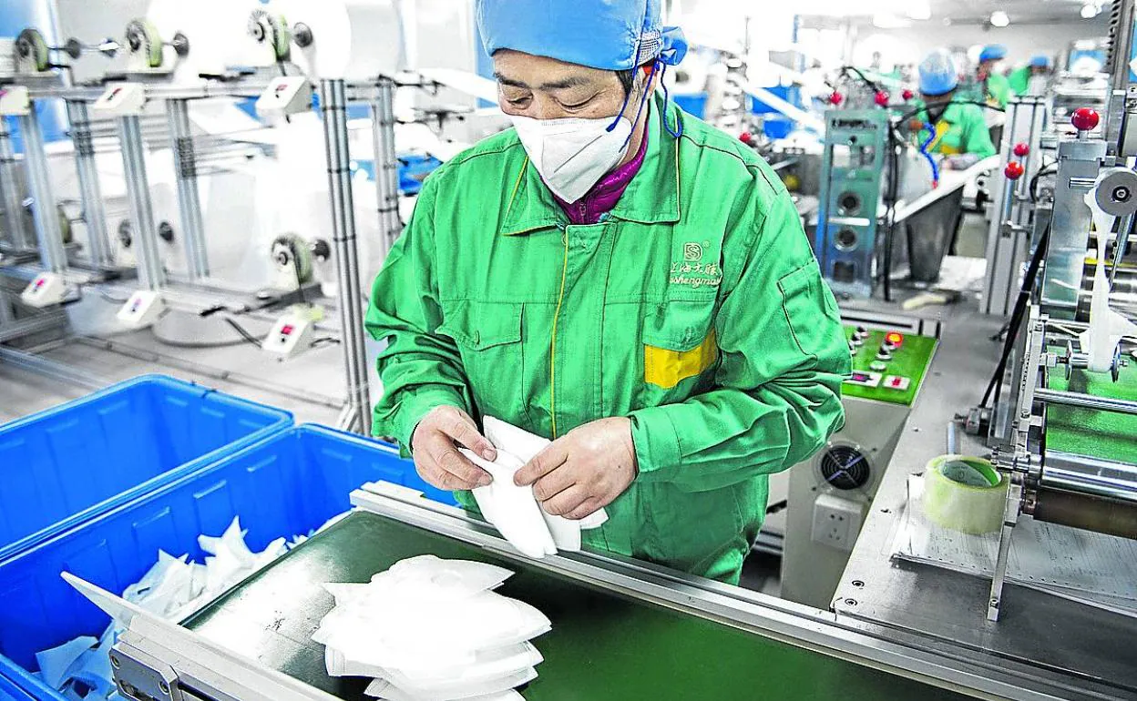 Fábrica de mascarillas de la empresa china Dasheng en Shanghái. 