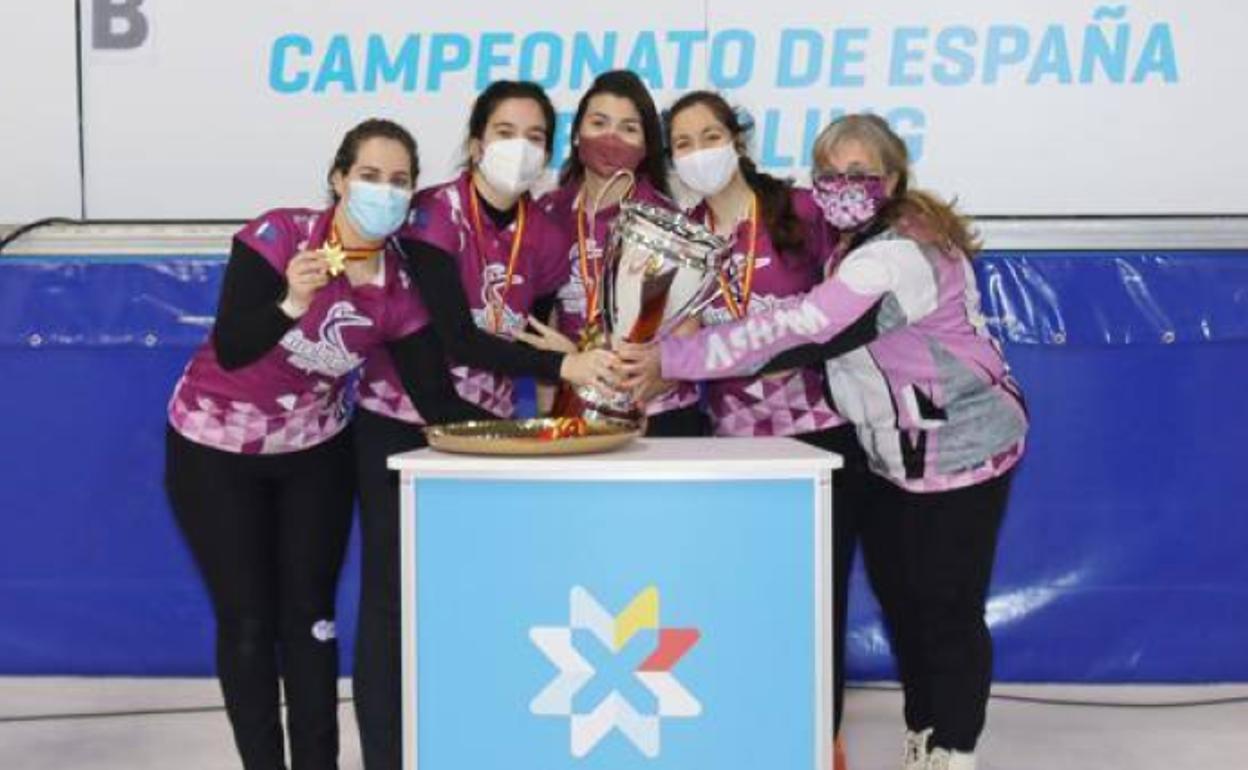 Las integrantes del Iparpolo celebrando su título nacional. 