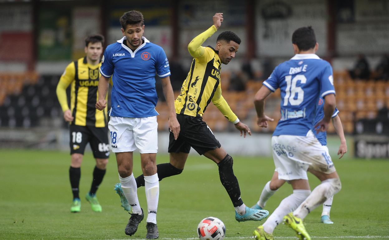 Pablo Santana trata de robar un balón a Thaylor durante el Portugalete-Barakaldo 
