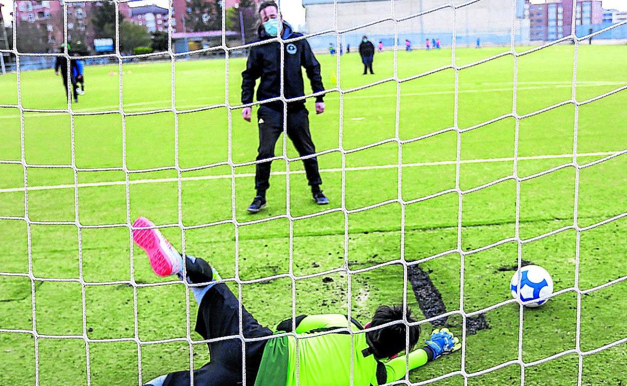 El césped artificial del campo de los Astrónomos presenta numerosas deficiencias. 