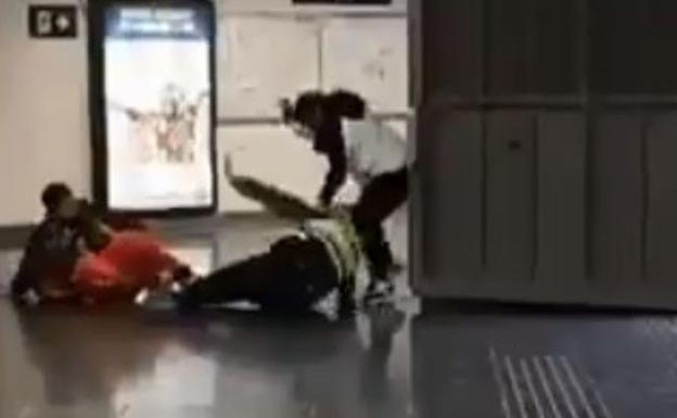 Brutal agresión de dos hombres a un vigilante de seguridad de Renfe en Barcelona