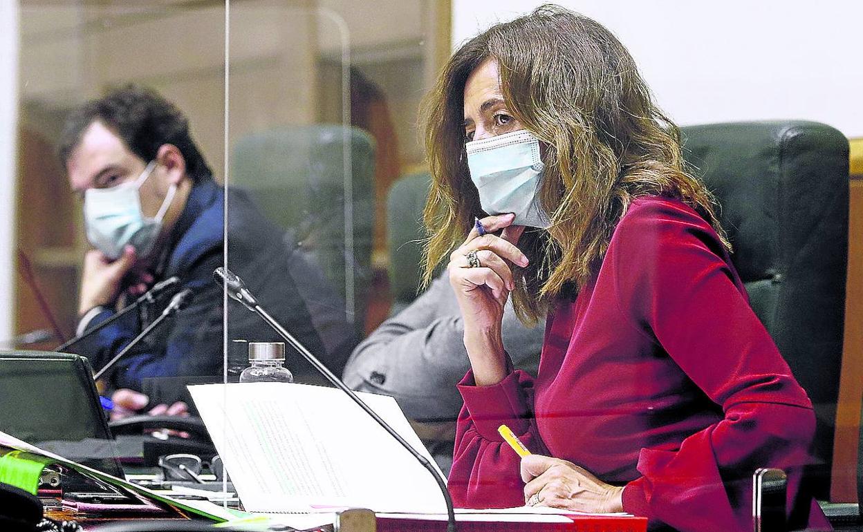 La consejera de Gobernanza Pública, Olatz Garamendi, en una comparecencia en el Parlamento vasco. 