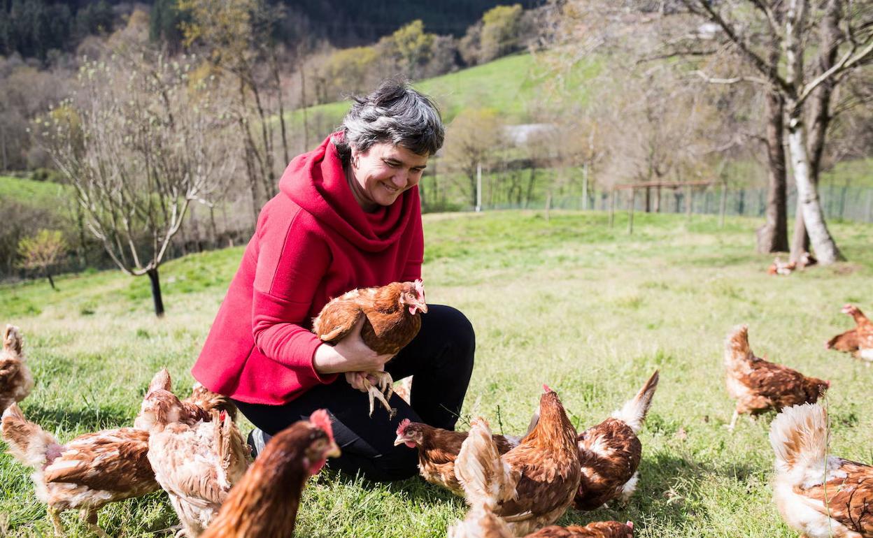 Iratxe asegura sentirse plenamente «feliz» rodeada de sus gallinas. 