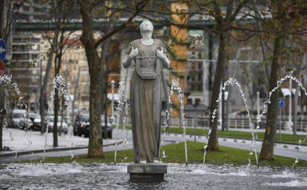 El agua rodea a la musa 'vestida' del paseo de Uribitarte.