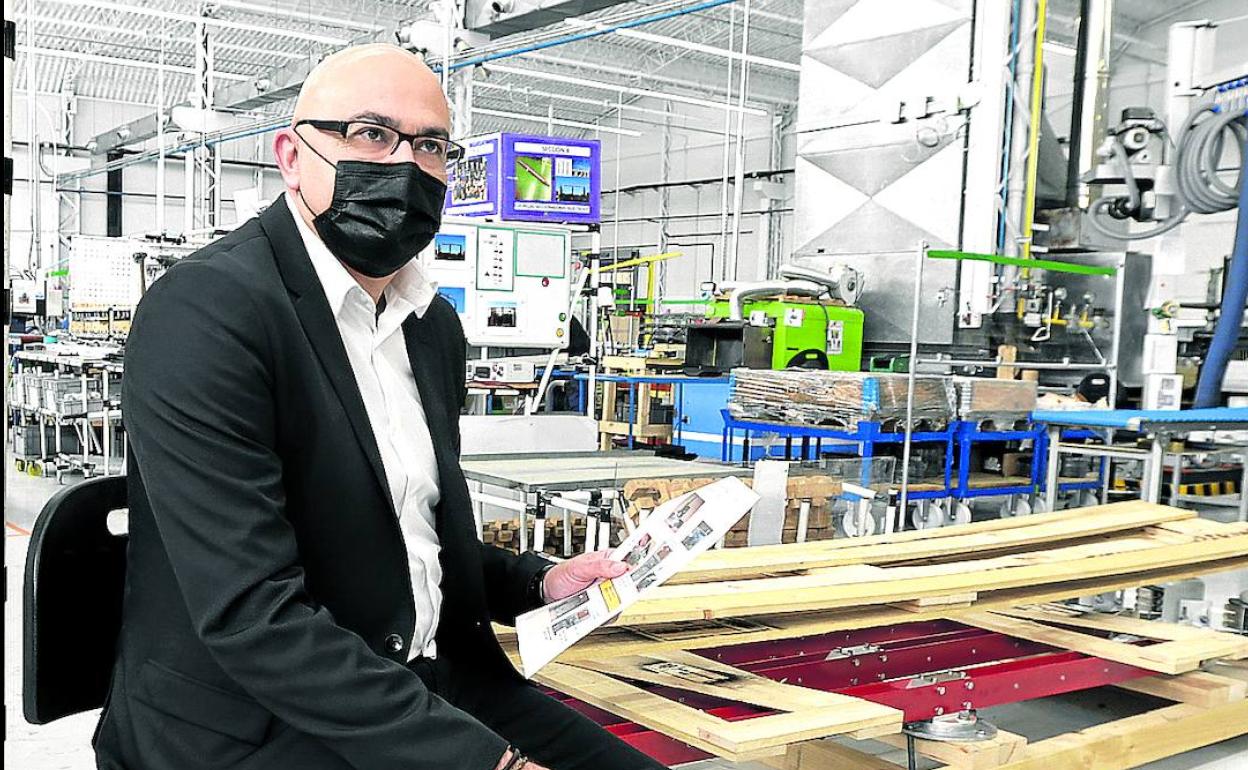 El director general de Lantegi Batuak, Txema Franco, en su sede de Loiu. 