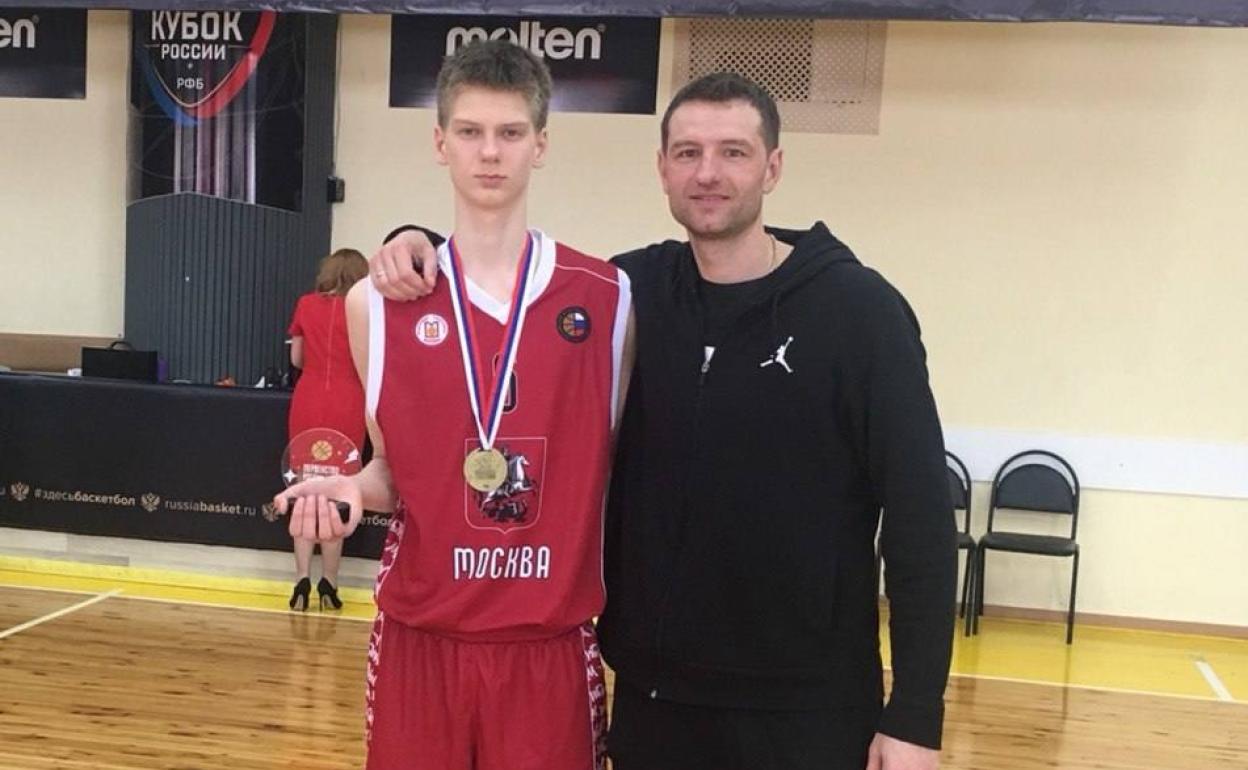 Pavel y Alexey Savkov posan tras el oro y el MVP del baskonista en el Europeo sub-16 de la categoría B disputado en Sarajevo en 2018