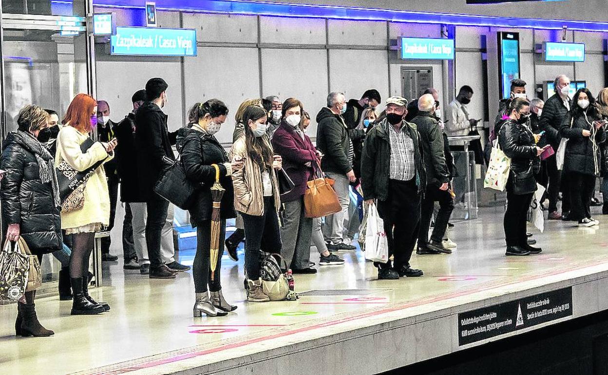 Usuarios esperan la llegada del tren de cercanías en los andenes de San Nicolás.