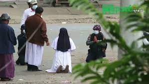 Ann Rose Nu Twang moja ezaguna da hirian, izan ere, hiriko klinika bat zuzentzen du.