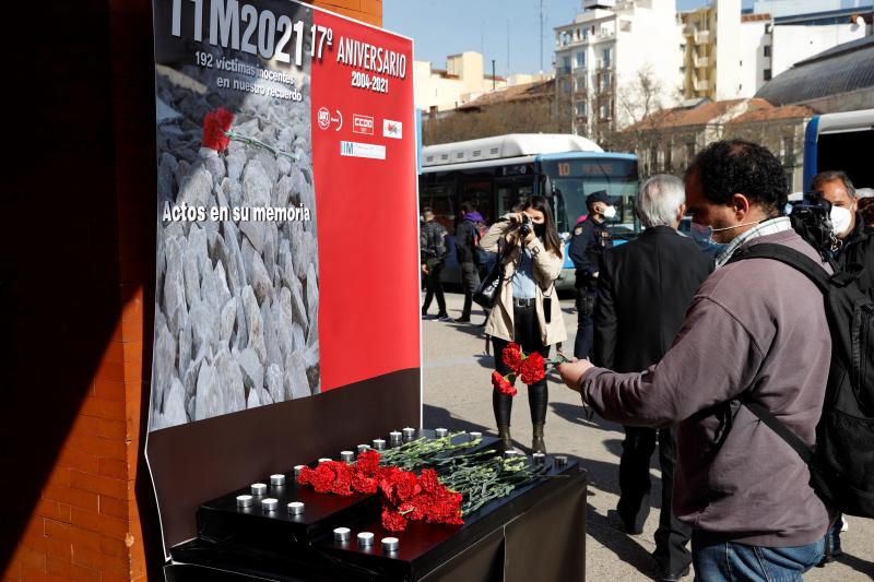 Un ciudadano deposita flores en la estación de Atocha