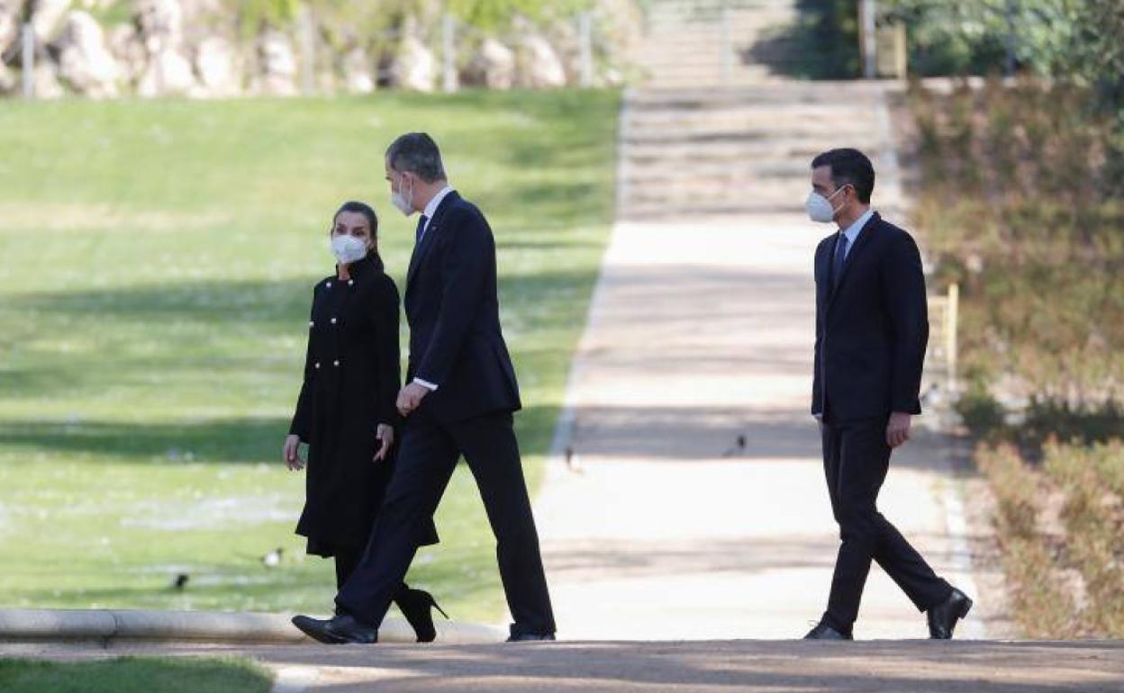 Felipe VI y Doña Letizia llegan a los jardines del Palacio real acompañados de Pedro Sánchez.