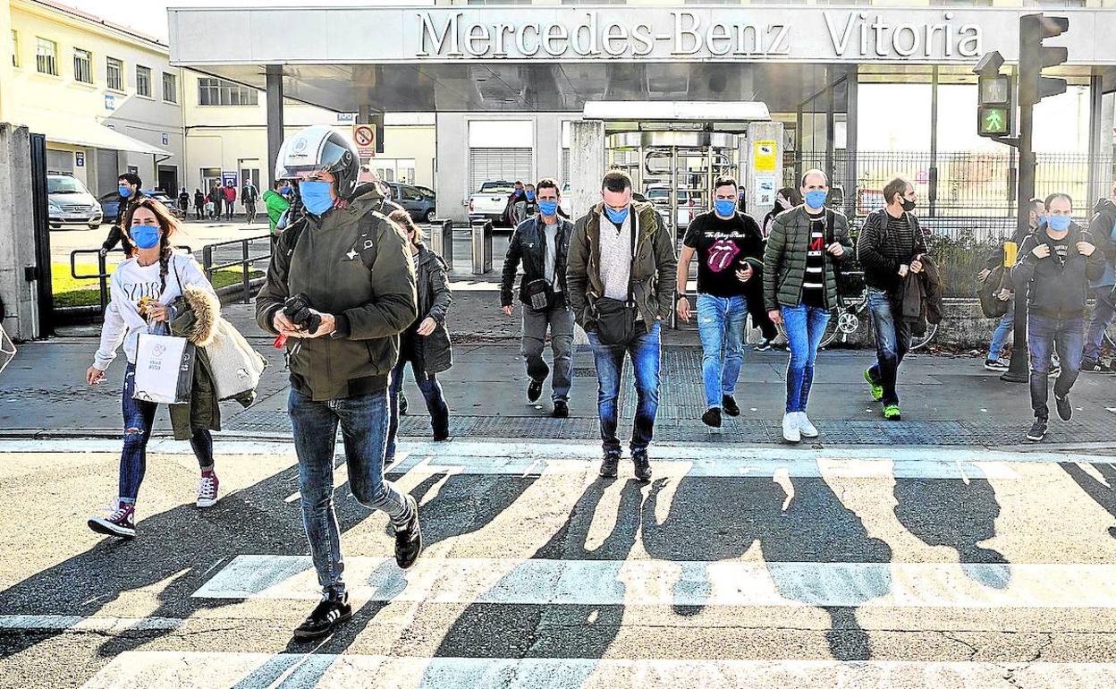 Trabajadores de Mercedes abandonan la planta de Vitoria tras completar el turno de mañana.