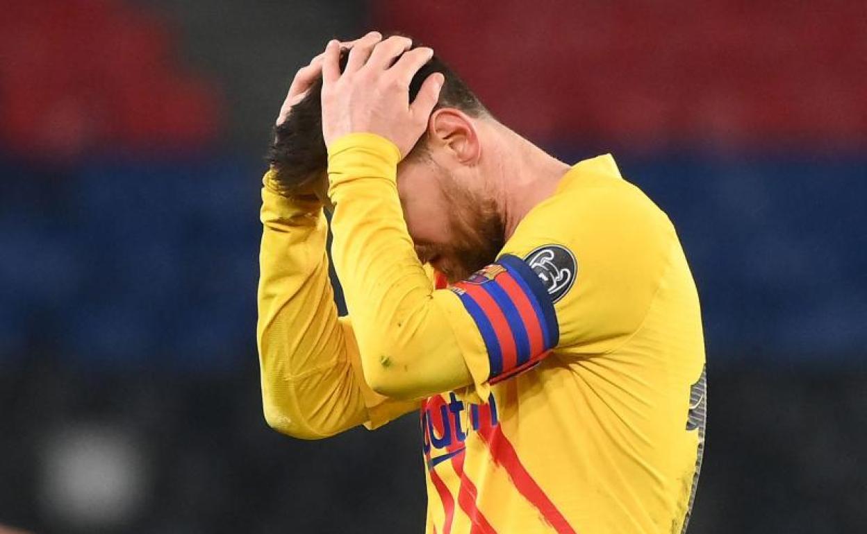 Leo Messi se lamenta del penalti fallado ante el PSG en el Parque de los Príncipes. 