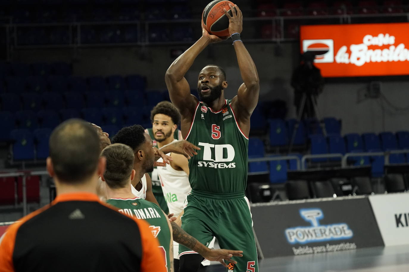 Fotos: LAs mejores imágenes del Baskonia - Bayern