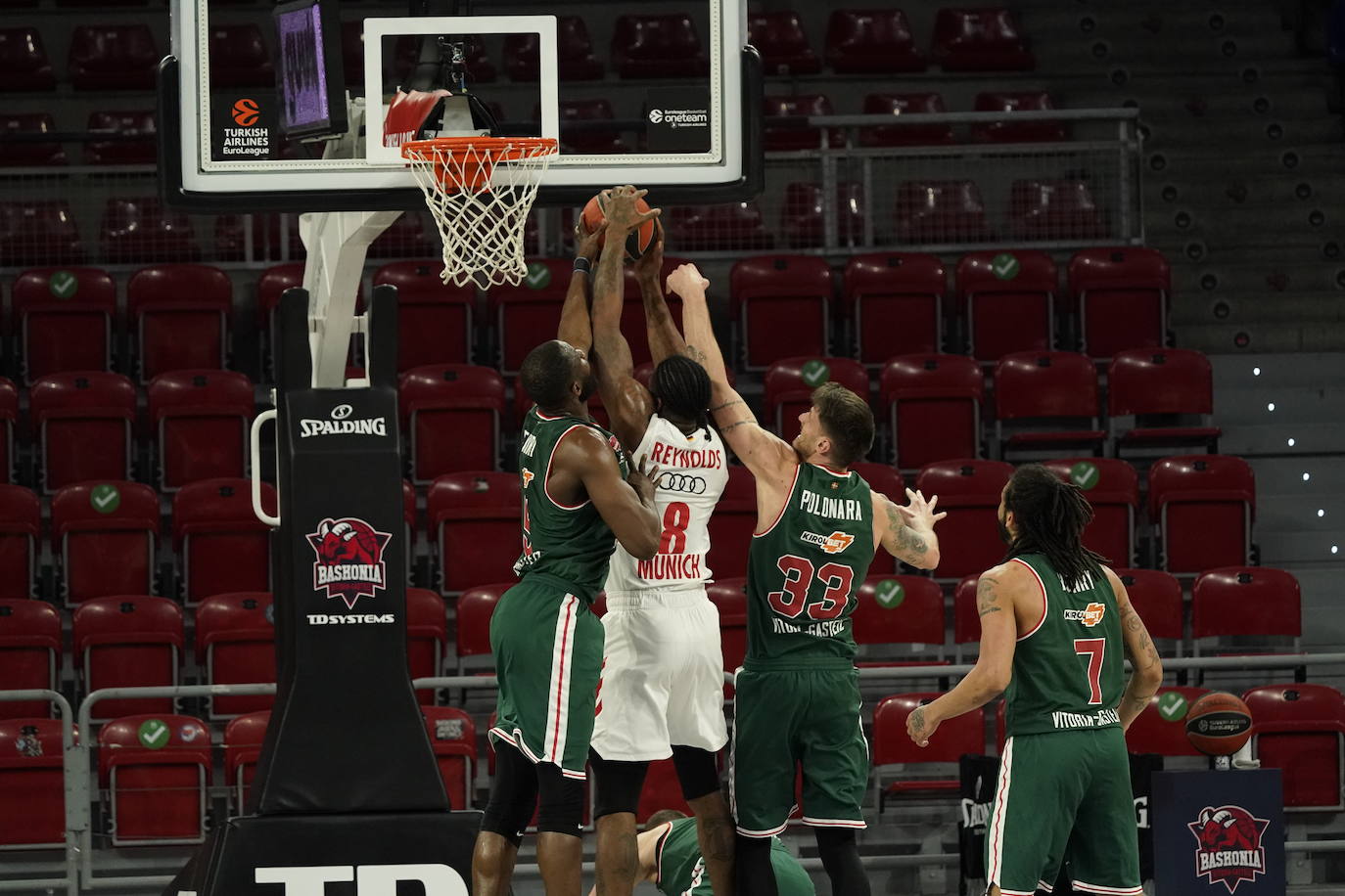 Fotos: LAs mejores imágenes del Baskonia - Bayern