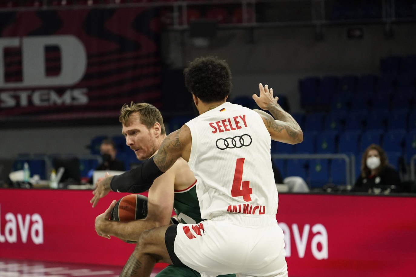 Fotos: LAs mejores imágenes del Baskonia - Bayern